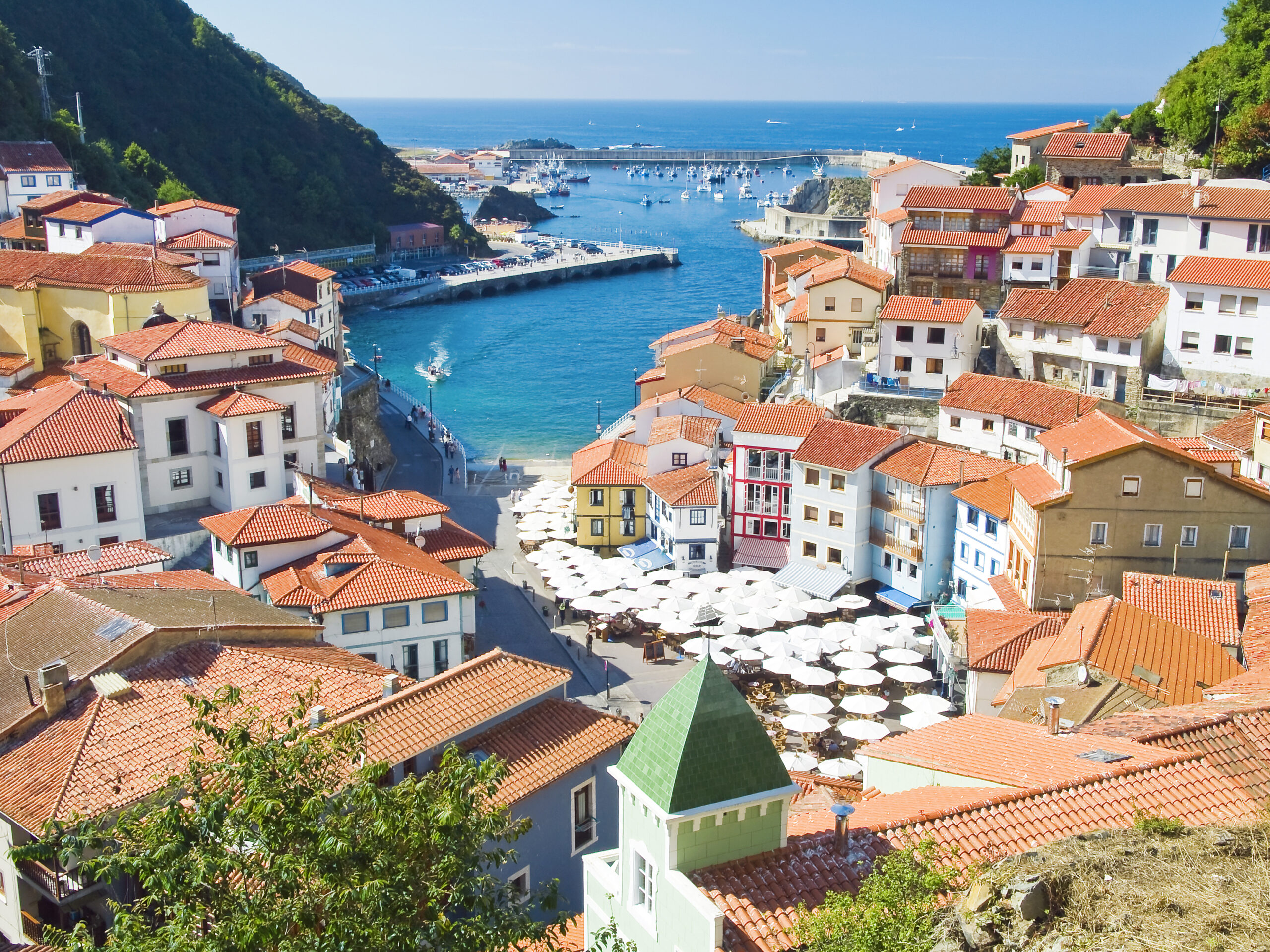 נוף עיירה בספרד- ים ובתים