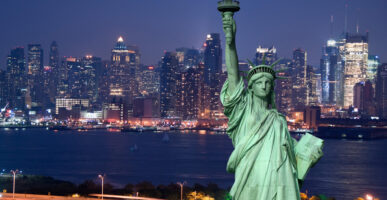 פסל החירות עם קו הרקיע של ניו יורק