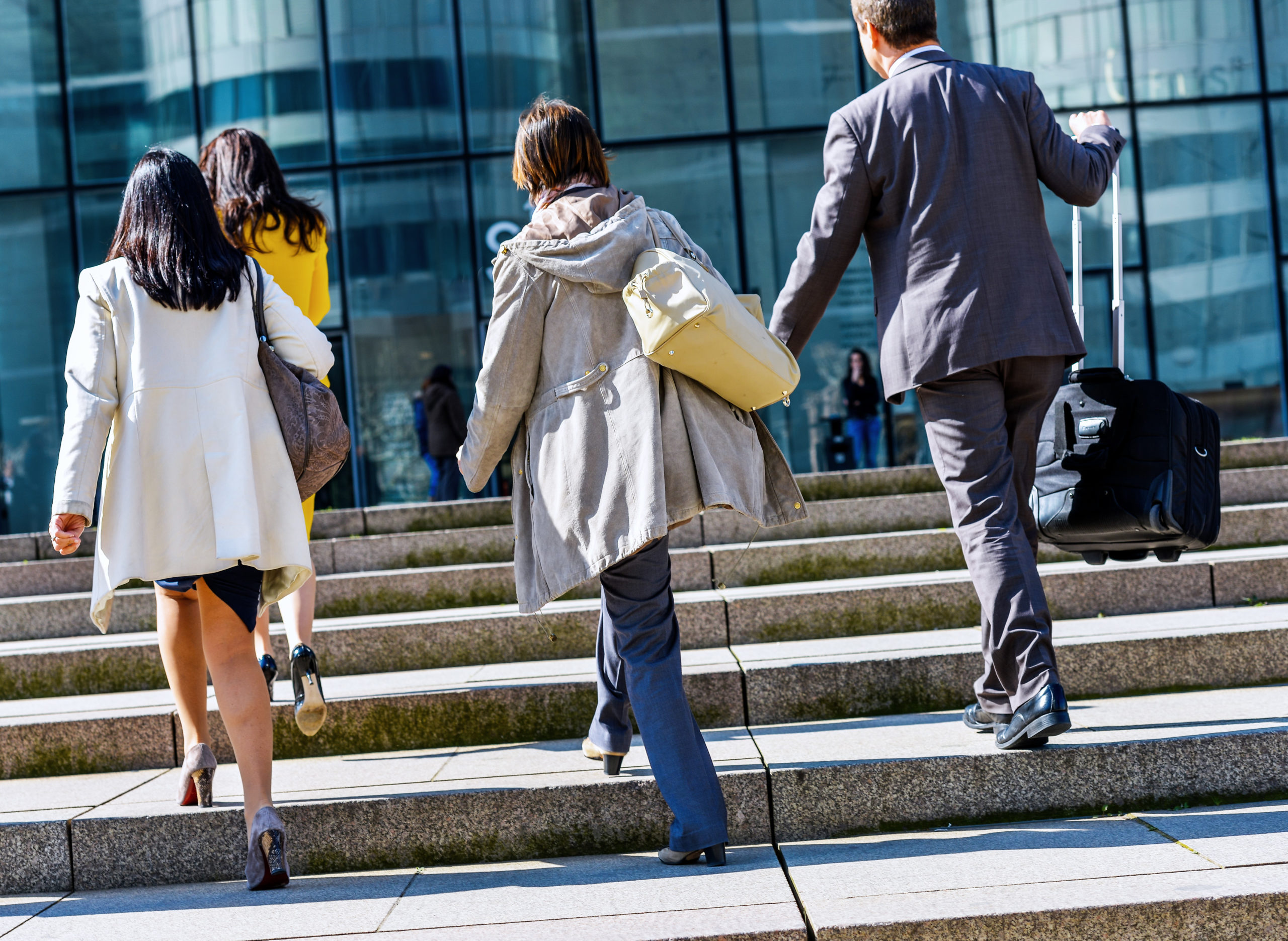 אנשים בדרך לעבודה