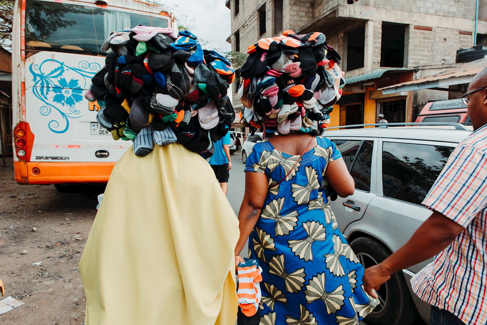 נשים בשוק בארושה סוחבות גרביים