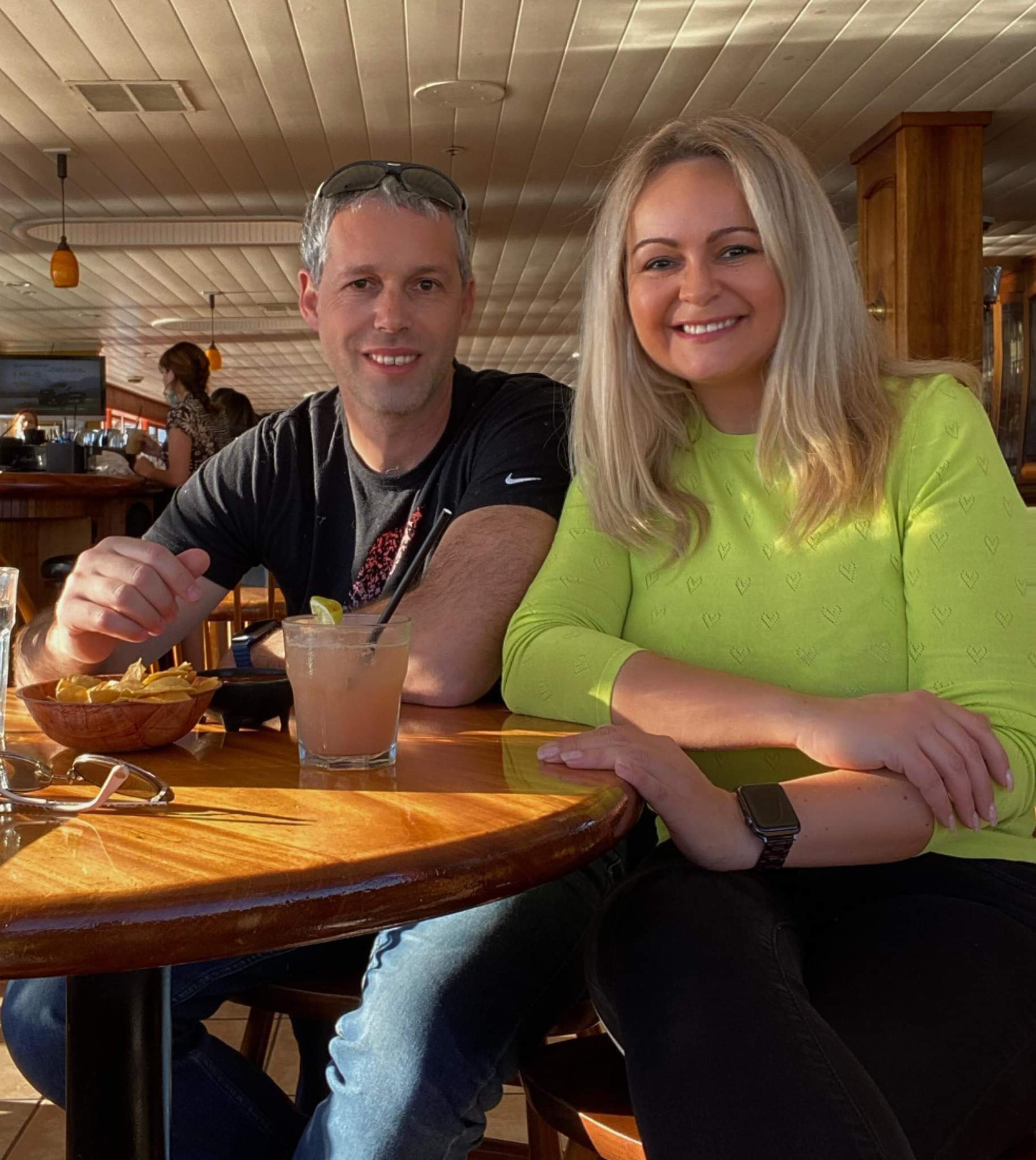 זוג יושב יחד