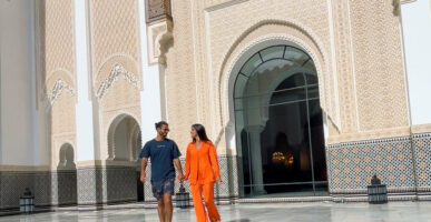 עמית ודור מטיילים בין מבנים מרוקאיים