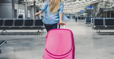 אישה עם מזוודה בשדה התעופה