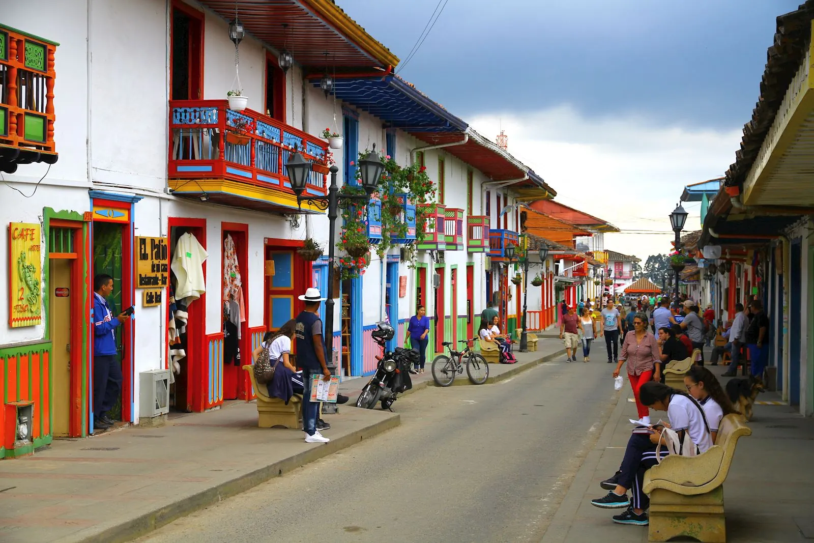 נוף שכונה קולומביאנית- בתים צבעוניים 