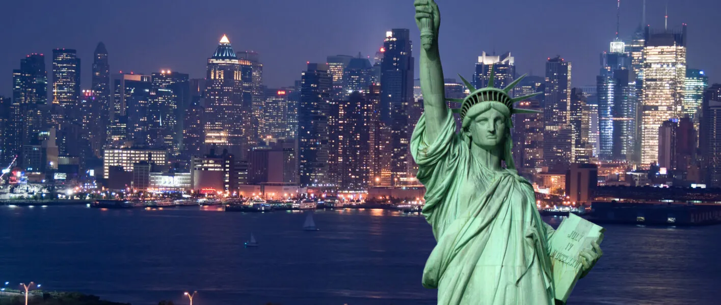פסל החירות עם קו הרקיע של ניו יורק