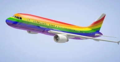מטוס צבוע בצבעי גאווה