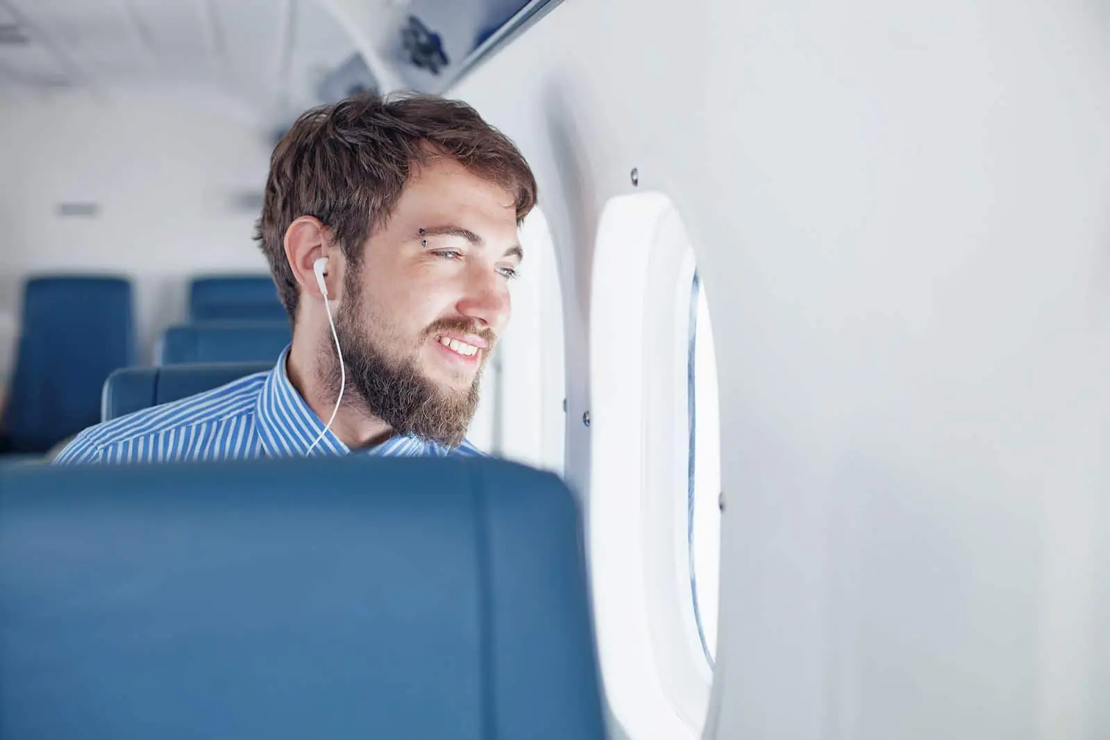 גבר יושב במטוס
