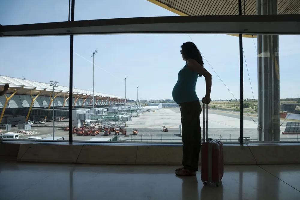 אישה בהריון בשדה התעופה